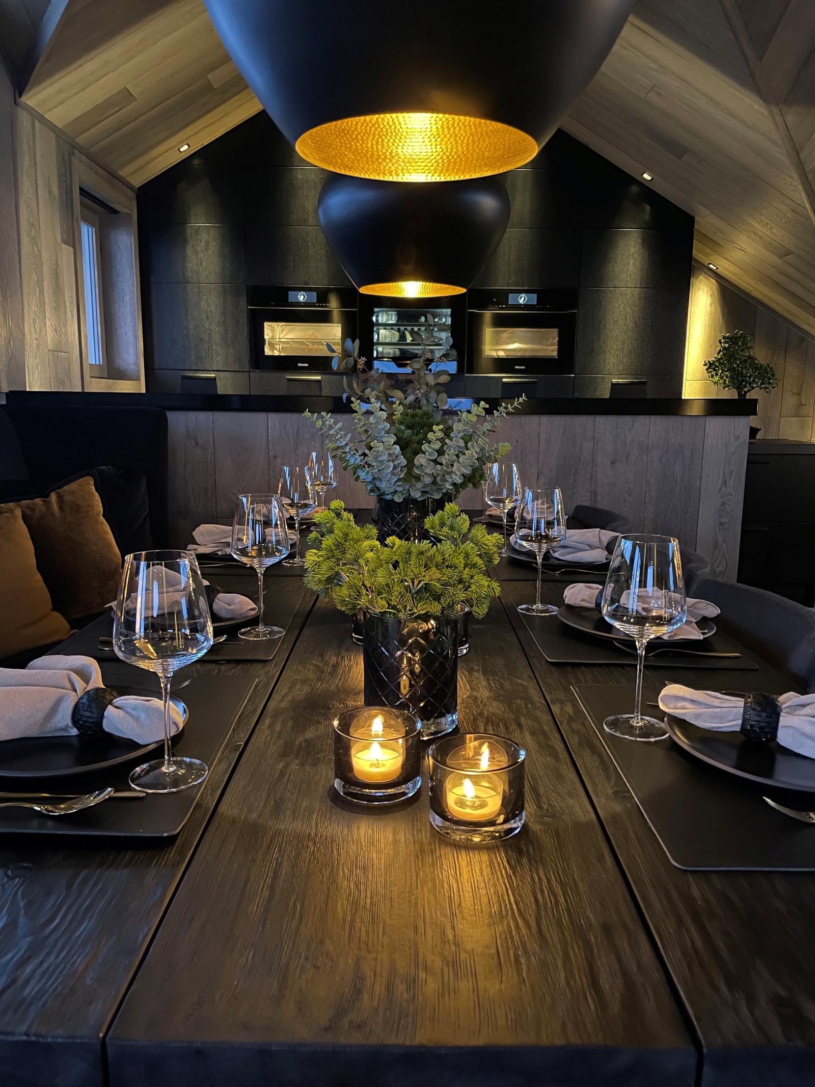 Spisebordet er 115 cm bredt og har 10 cm tykkelse. God plass til 8 personer. Integrert varme under bordet.
Komfyr, micro og vinskap fra Miele i bakgrunnen. Galleribilde