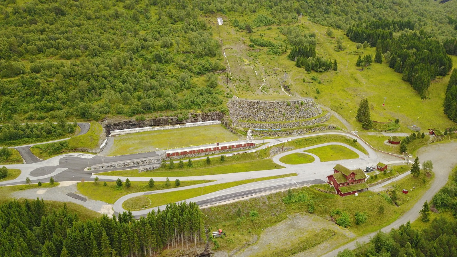Muligheter for å gå på rulleski om sommeren i Vik skisenter Galleribilde