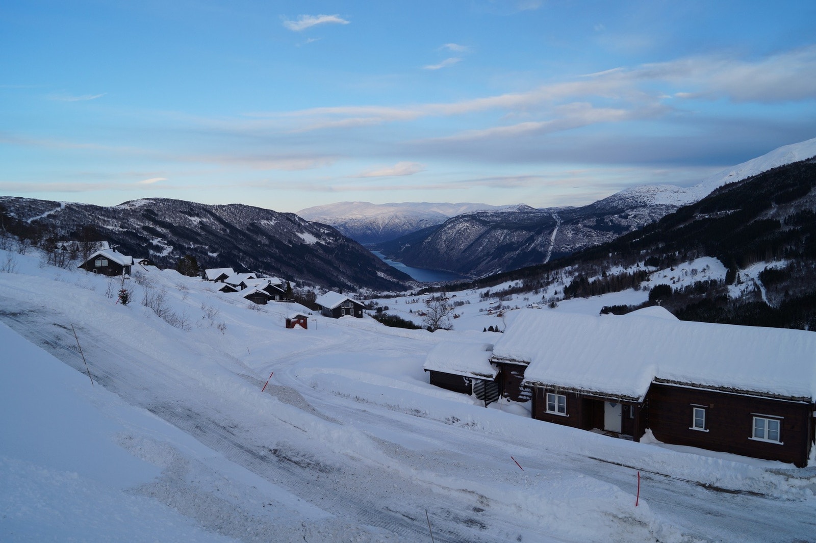 Flott tsikt fra tomta mot fjord og fjell Galleribilde