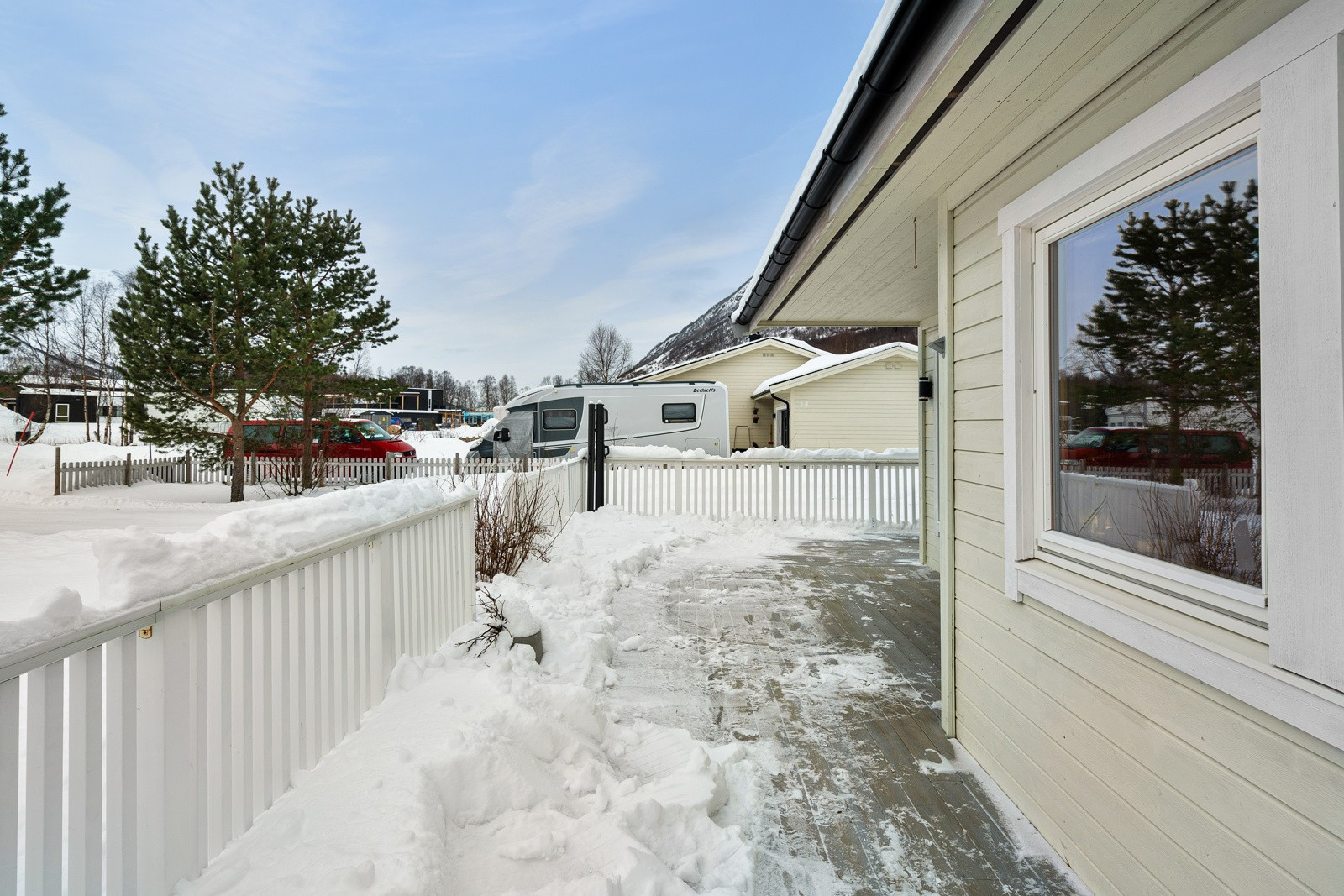 Fra stue har du utgang til en romslig veranda med gode solforhold