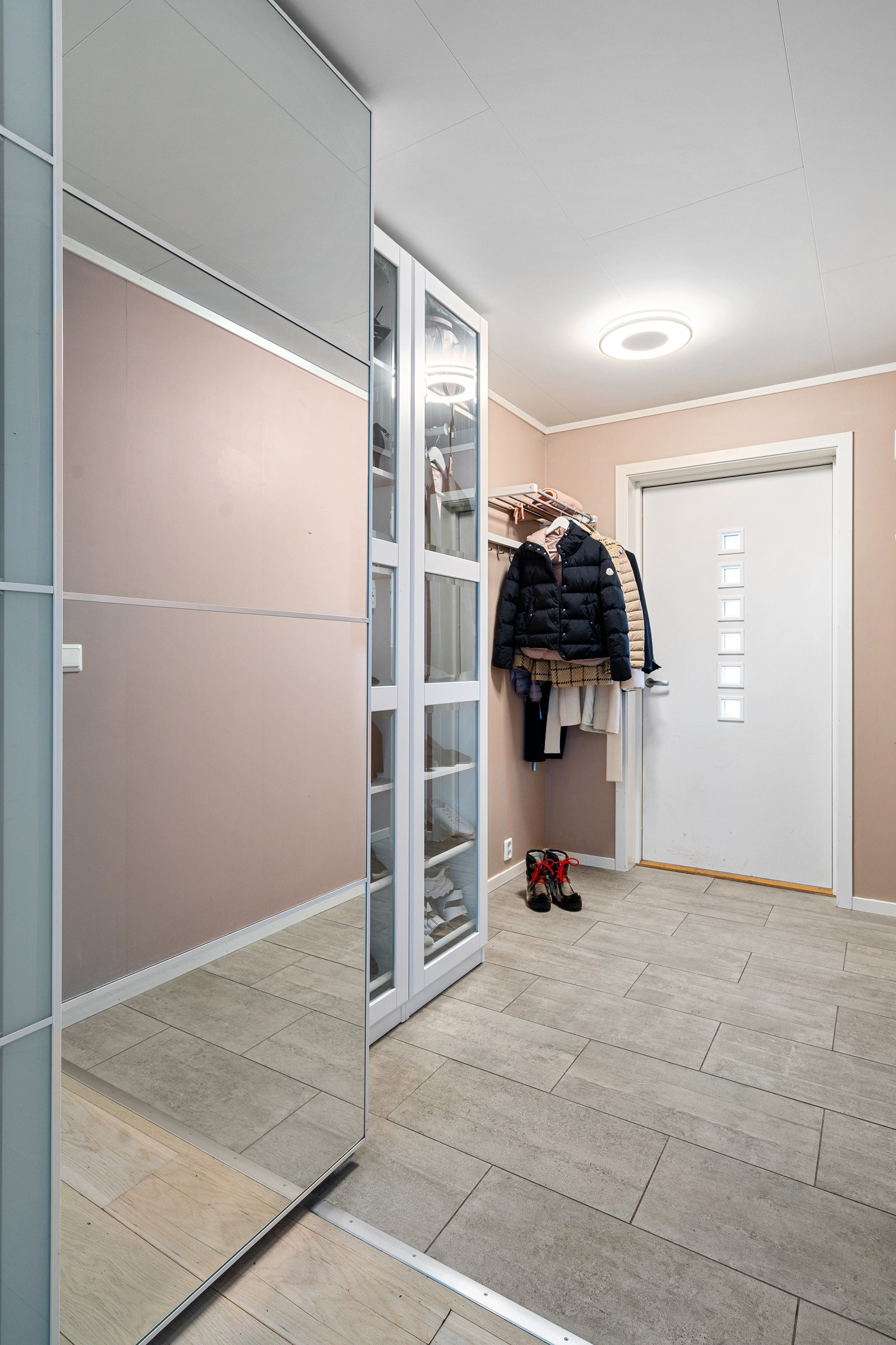 Entrè med plass til å etablere smarte oppbevaringsmuligheter