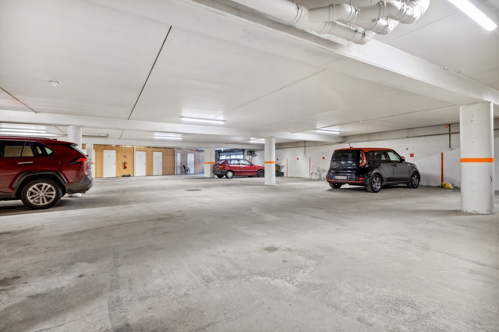 Oppvarmet parkeringskjeller med biloppstillingsplass og romslig bod Galleribilde