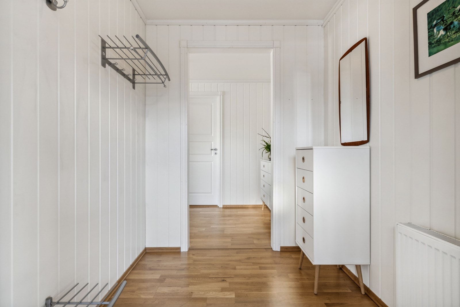 Fra entrén er det adkomst til gangen og resten av leiligheten. Galleribilde