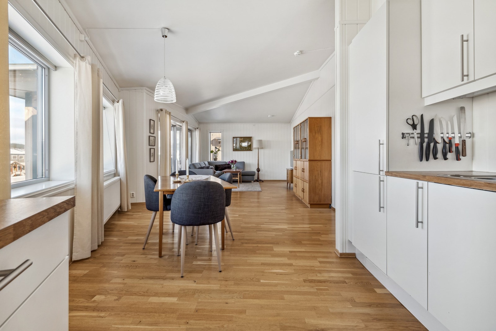 Innredningen er med glatte fronter, laminat benkeplate. Galleribilde