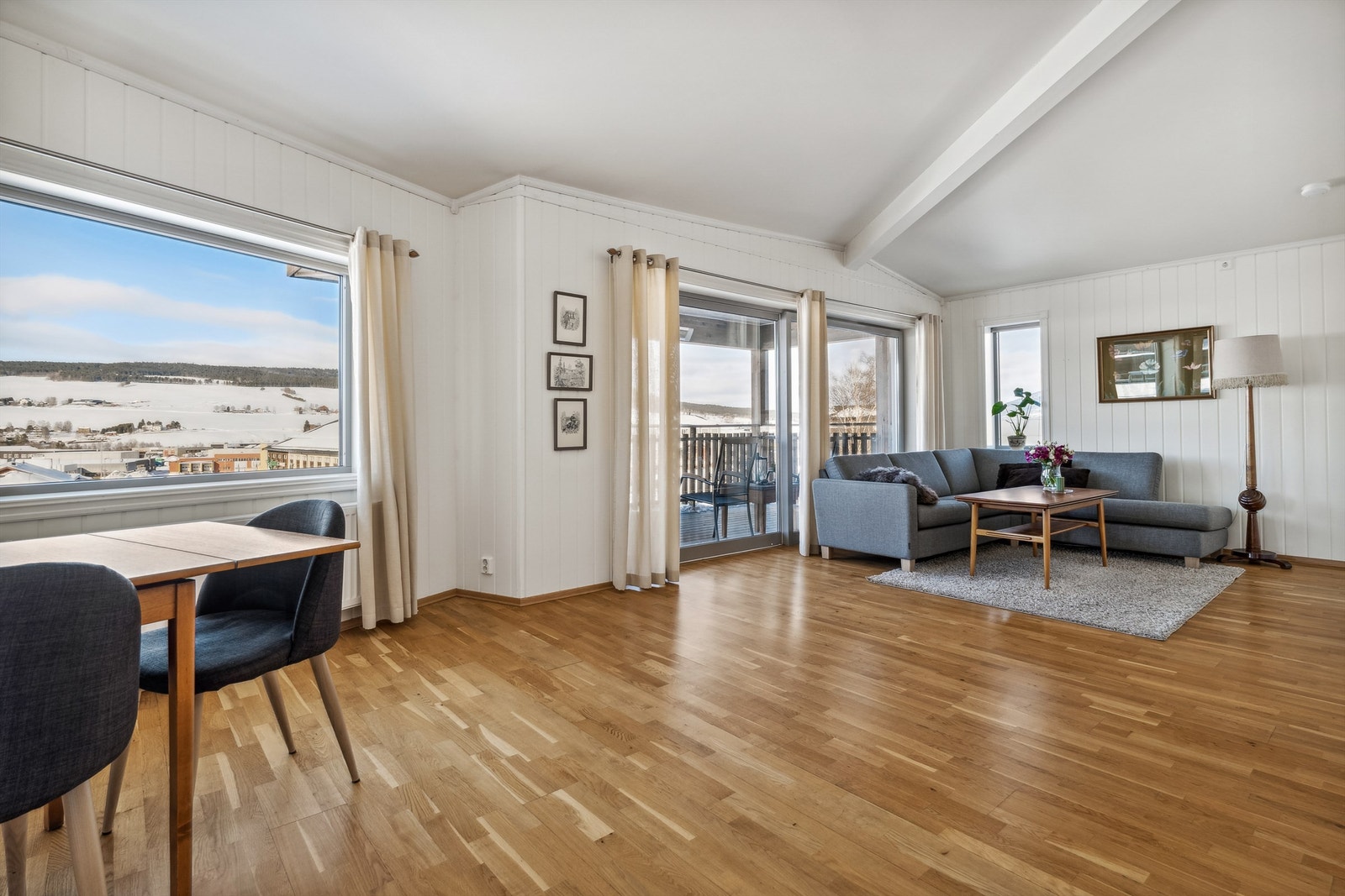 Fra stuen er det utgang til verandaen Galleribilde