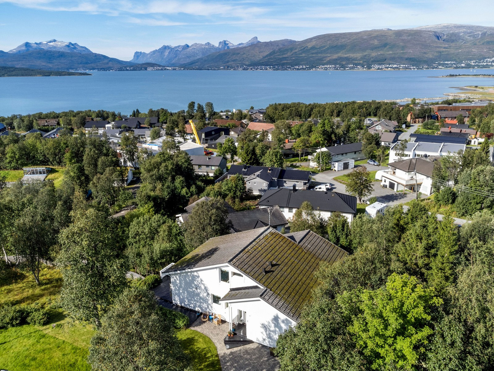 Boligen ligger svært sentralt til på Tromsøyas vestside - her er det kort avstand til det meste av servicefasiliteter og grønne rekreasjonsrområder!