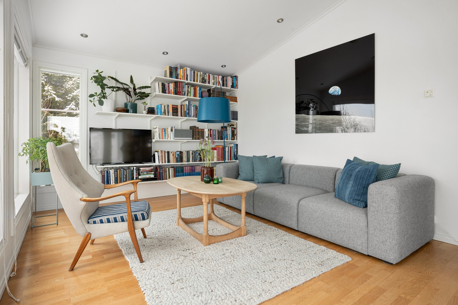 Stuen er lys og moderne med downlights i tak