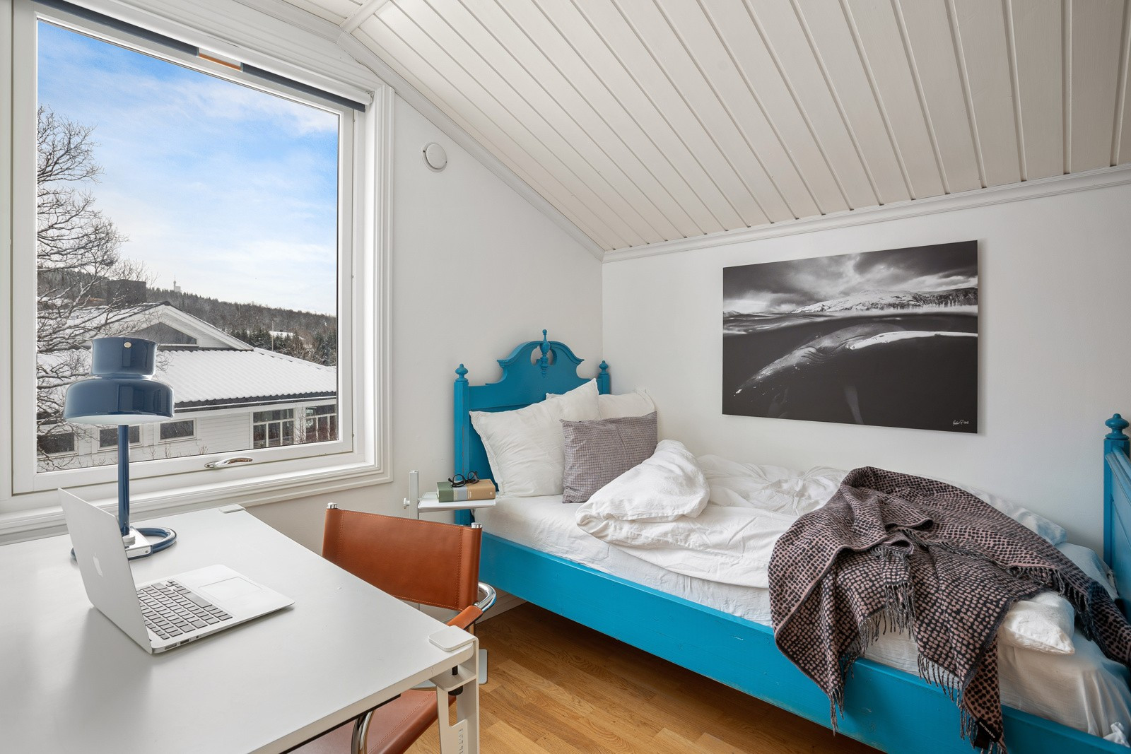 Soverommet i loftetasjen har også plass til stor seng og kontorplass