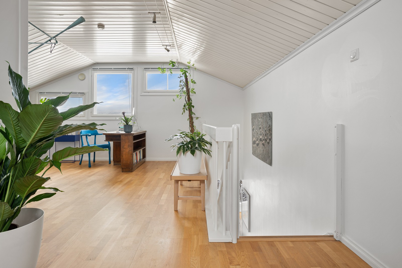 I loftetasjen er det en en flott loftstue, med tilbaketrukken atmosfære
