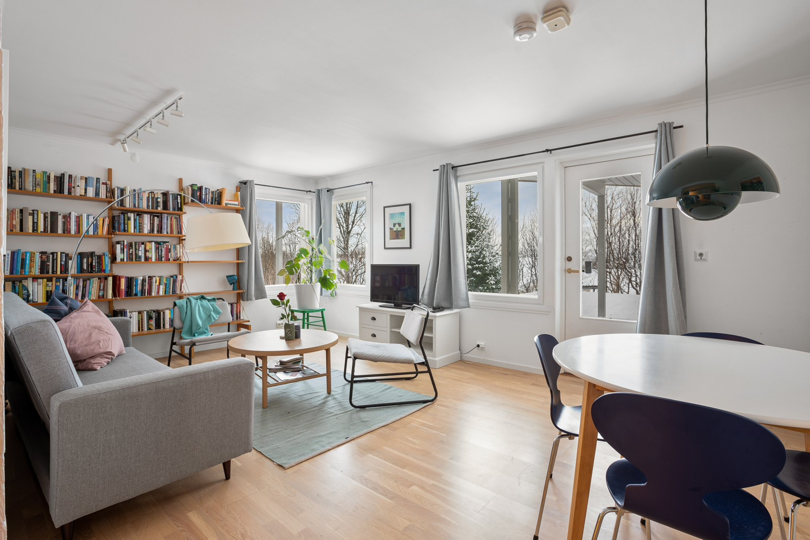 Velkommen inn i leilighet sør! Leiligheten har en stor og åpen stue med utgang til terrasse