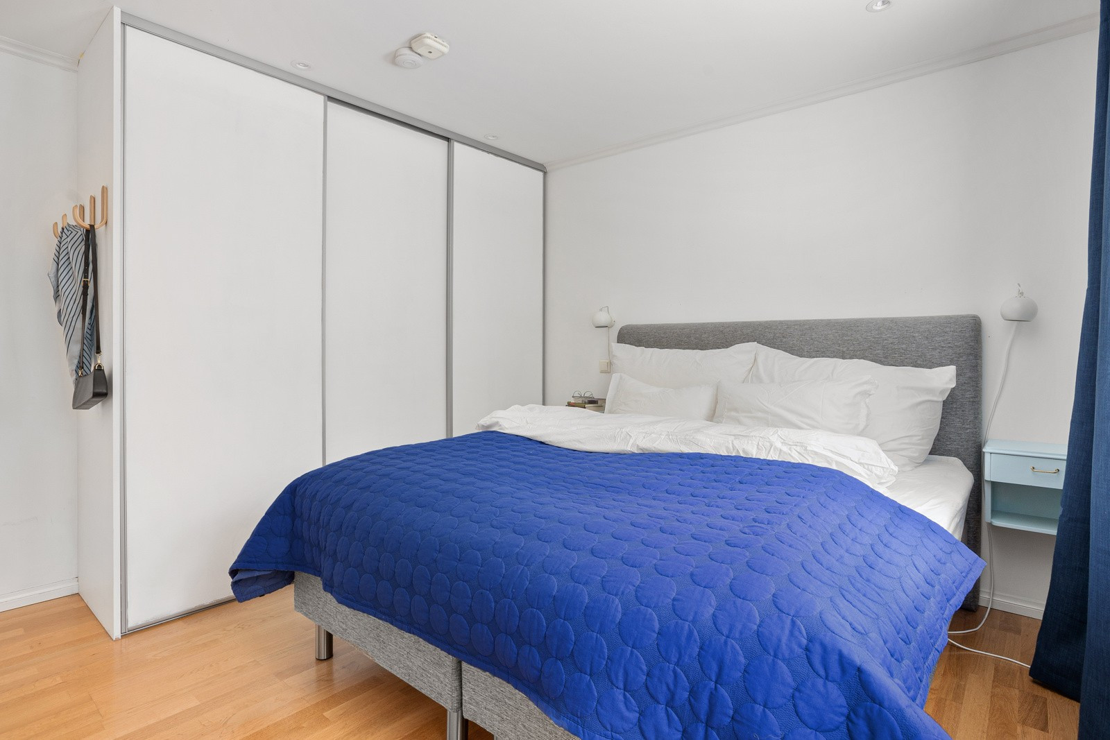 Her er det godt med oppbevaringsplass i praktisk skyvedørsgarderobe