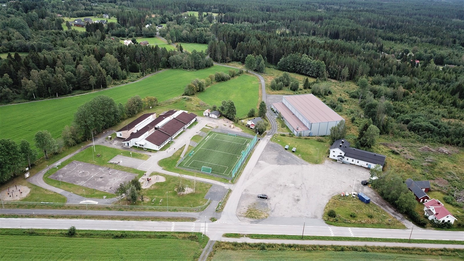 Kirke, idrettshall og skole Galleribilde