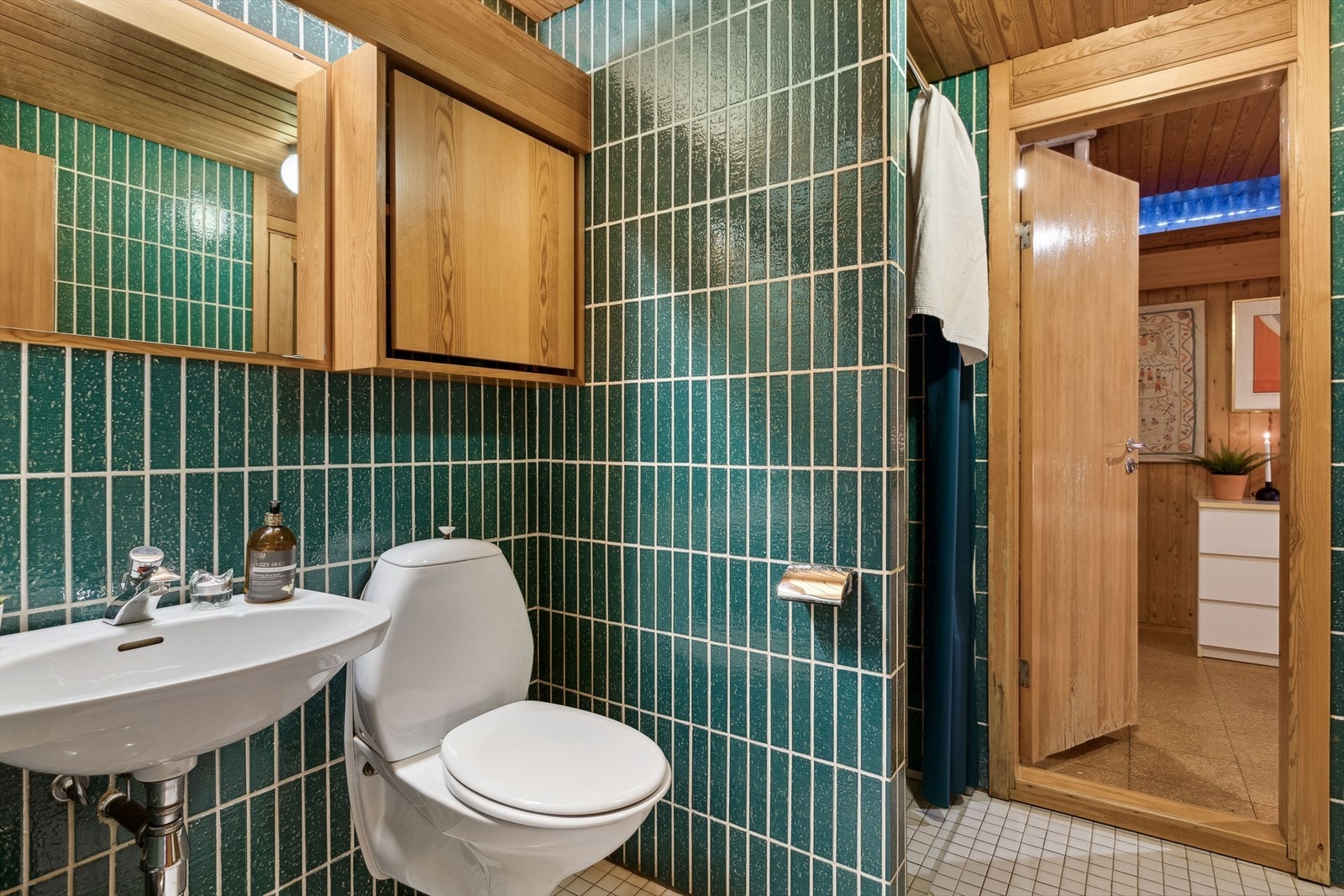 Badet i underetasjen har flislagt gulv og elektriske varmekabler. Galleribilde