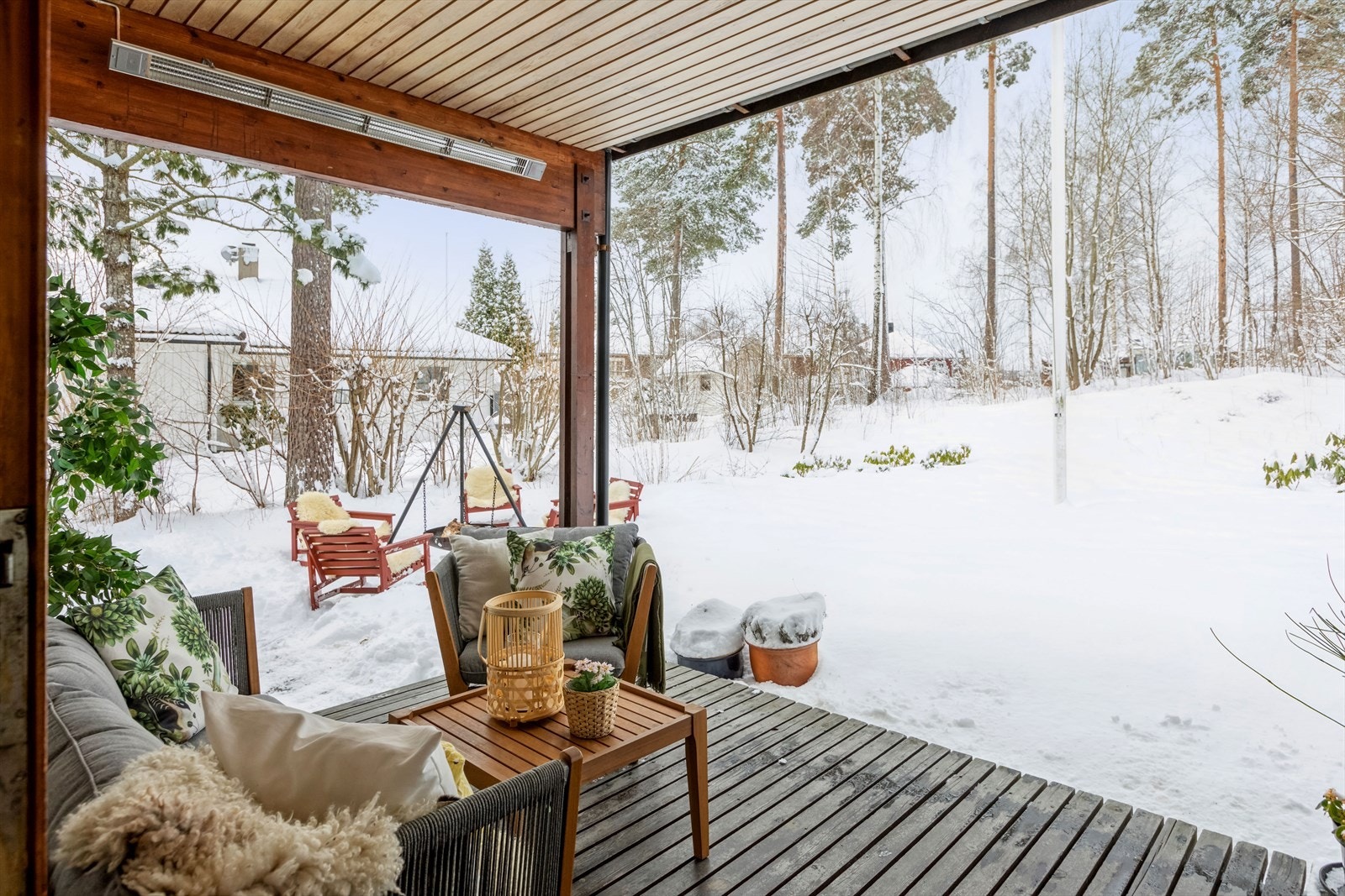 Herlig solrik vestvendt terrasse med utgang fra stue. Galleribilde
