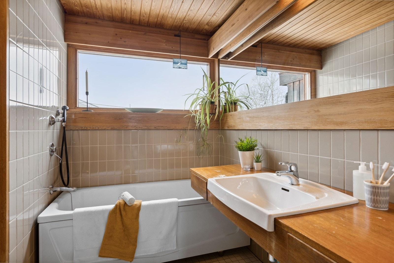 Badet er innredet med badekar, servant med ettgreps blandebatteri, dujsnisje med dusjarmatur. Galleribilde