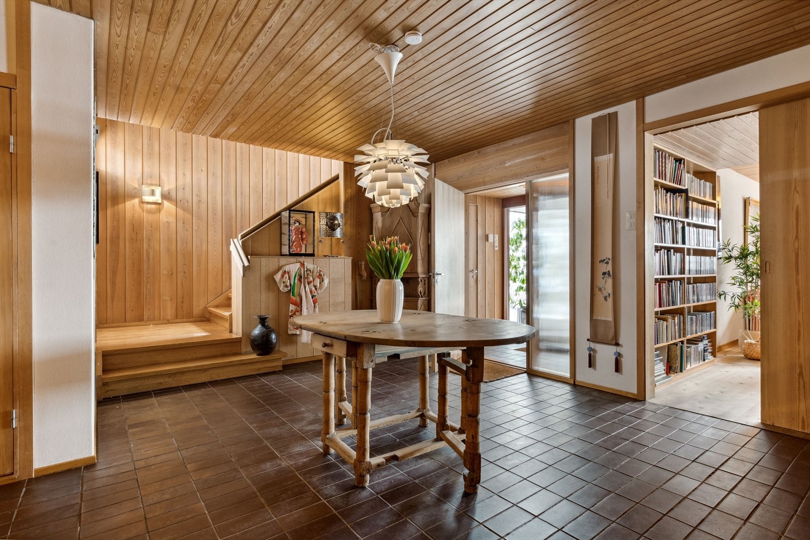 Romslig og flott hall i underetasjen. Galleribilde