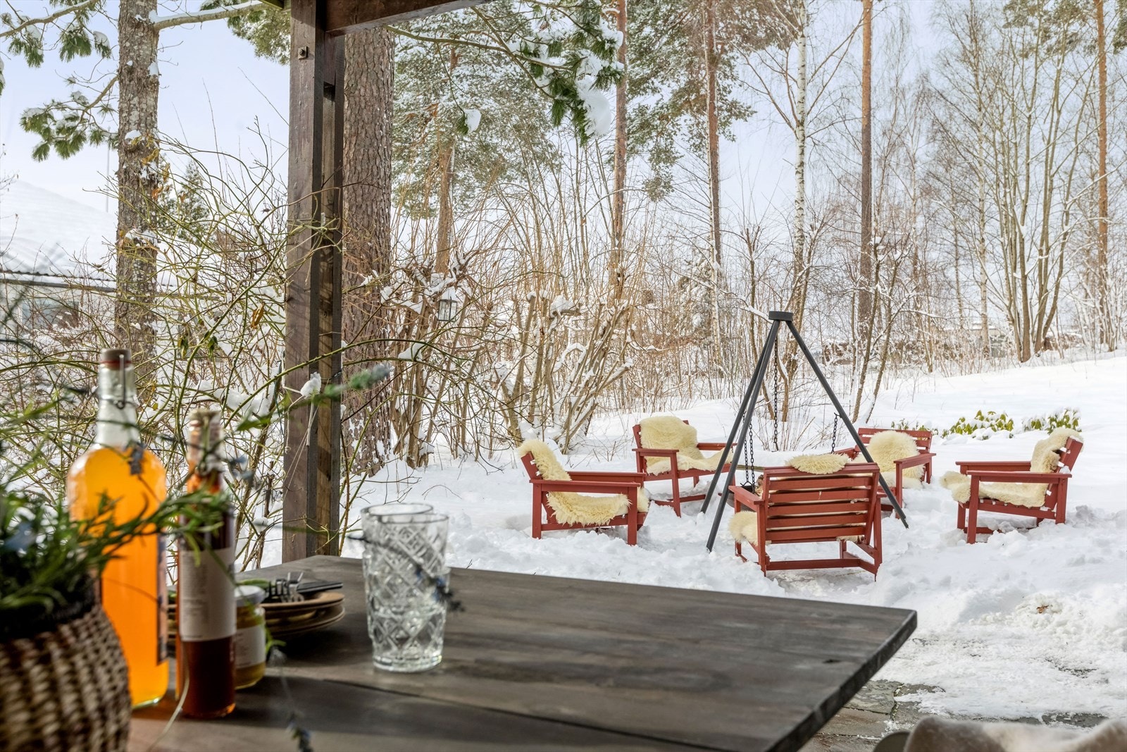 Pent opparbeidet tomt med prydbusker, beplantning, plen og terrasser. Galleribilde