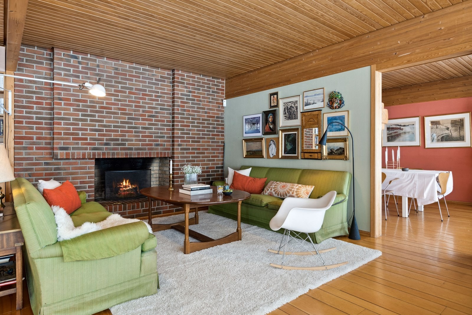 Nydelig panel i himlingen og flott heltre eikegulv gir et eksklusivt preg. Galleribilde