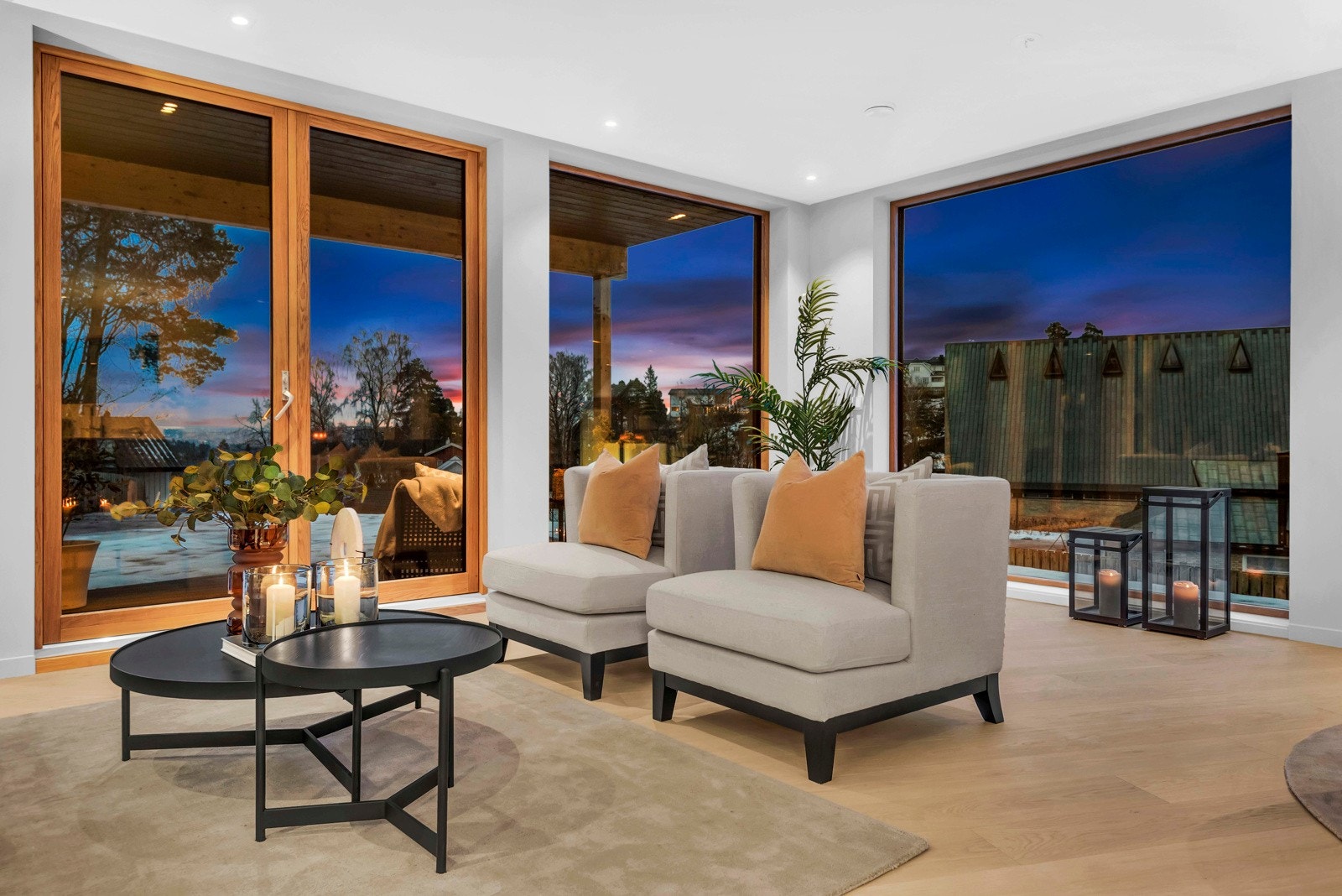 Fra stuen er det adkomst til en av boligens uteplasser. Galleribilde