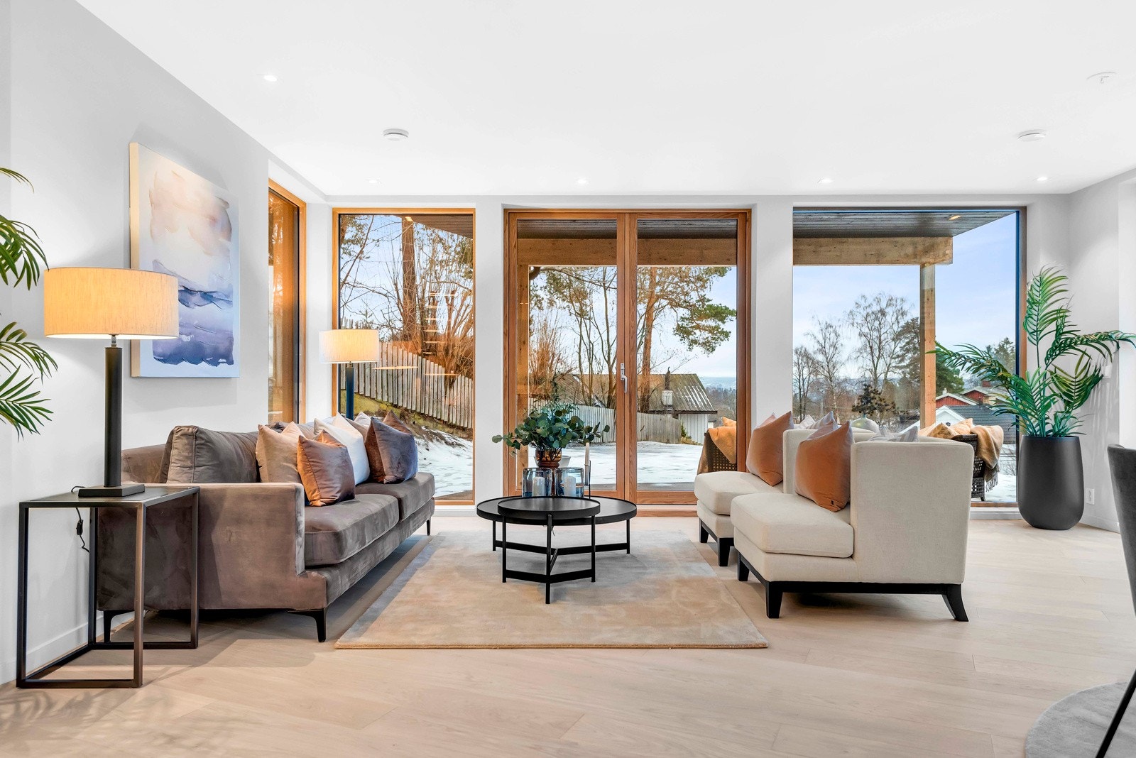 Romslig og luftig stue med naturlig plass til møblement. Galleribilde