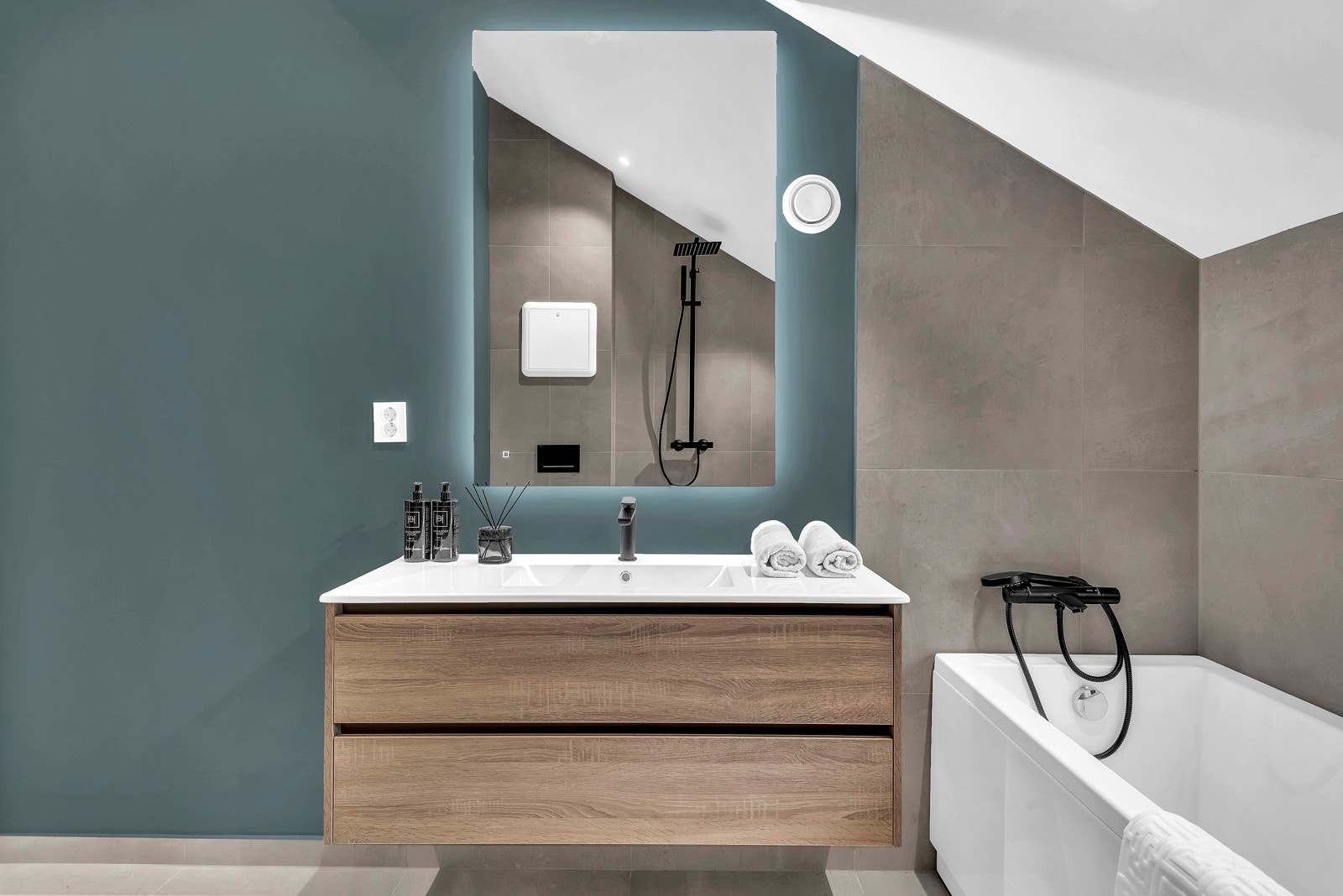 På alle badene er det lagt vekt på å ha gode løsninger og en fin flyt hva gjelder materialer, farger og plassering av diverse baderomsinnredning. Det vil bli satt inn dusjvegg til overtagelse. Galleribilde