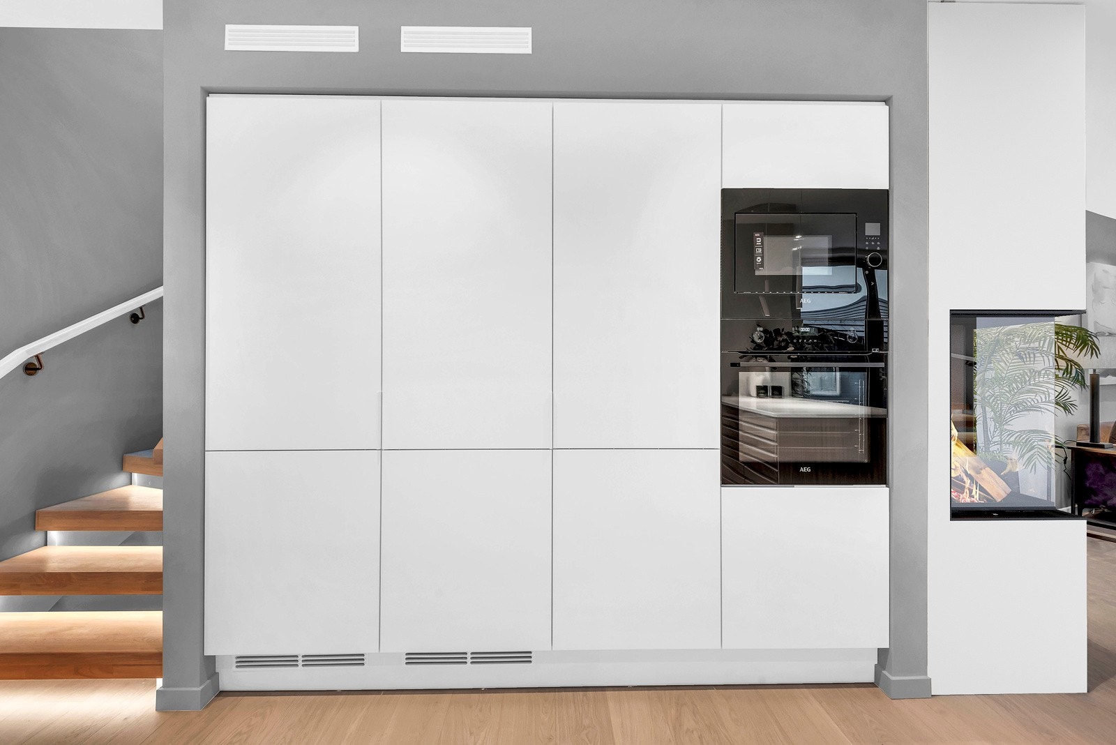 Det er integrerte hvitevarer som stekeovn, micro, oppvaskmaskin, induksjonstopp, fryse og kjøleskap. Hvitevarene er levert av AEG. Galleribilde