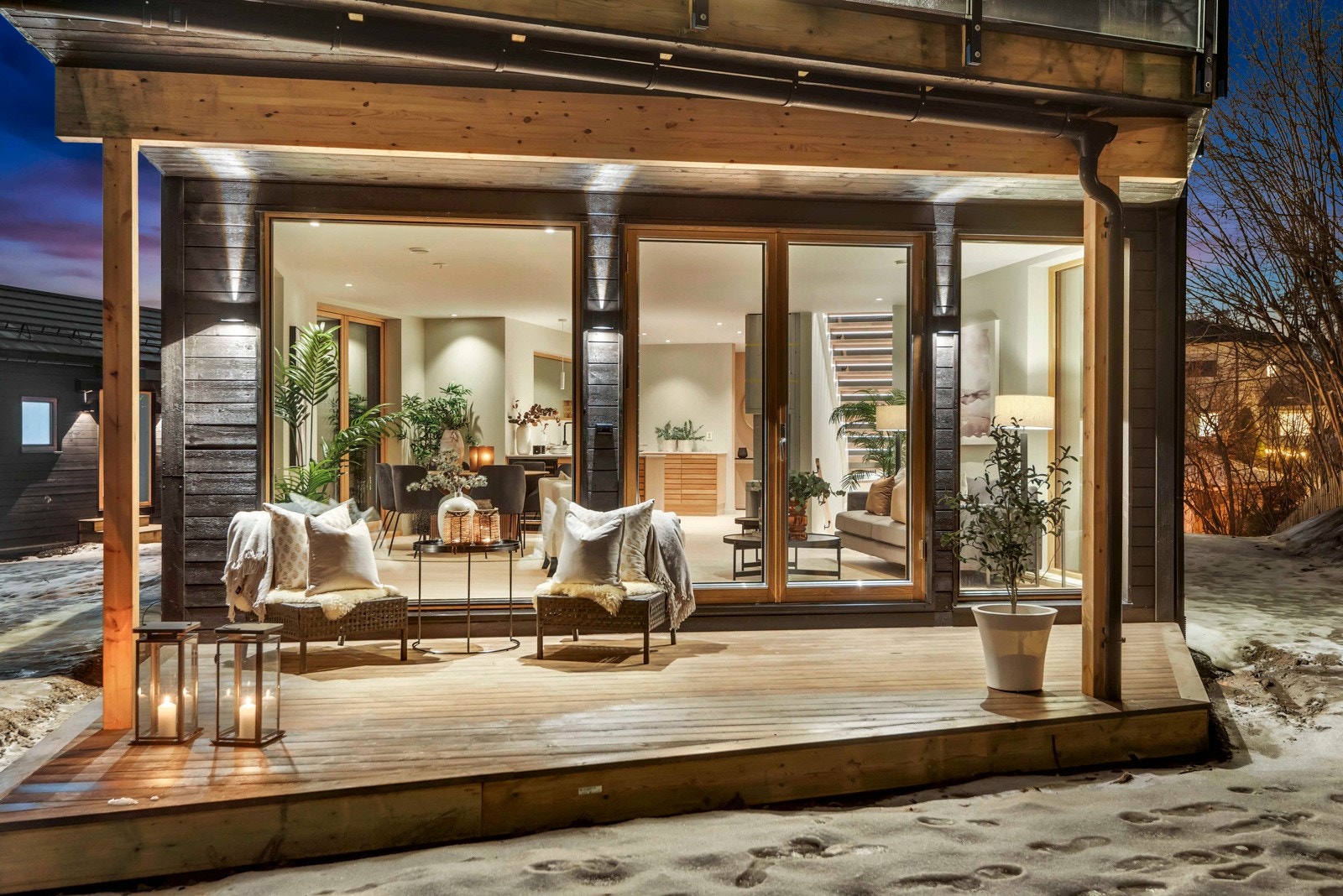 Terrassen har god plass til lounge, og oppleves som en forlengelse av etasjen. Galleribilde