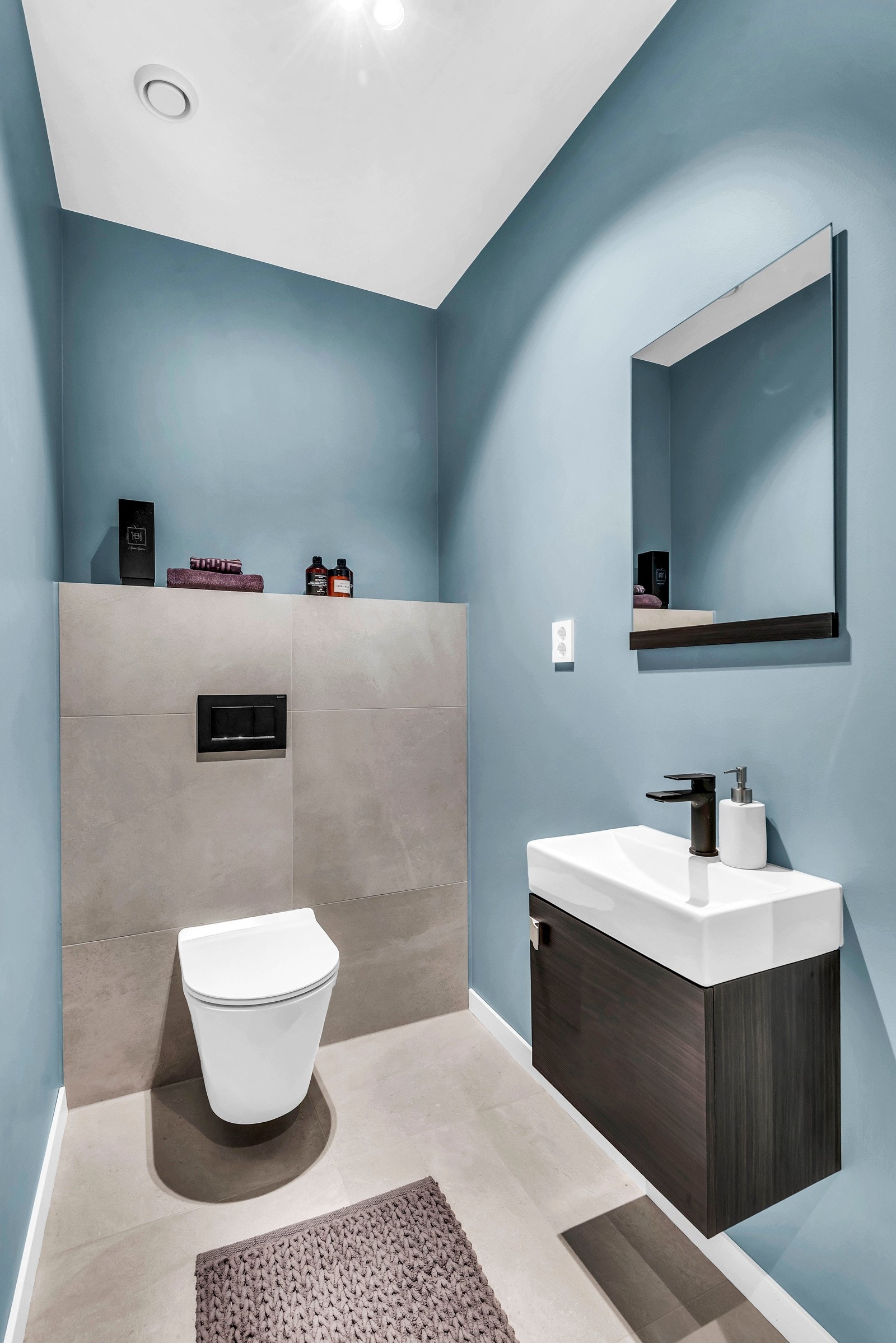 Rommet inneholder vegghengt WC og servant. Galleribilde