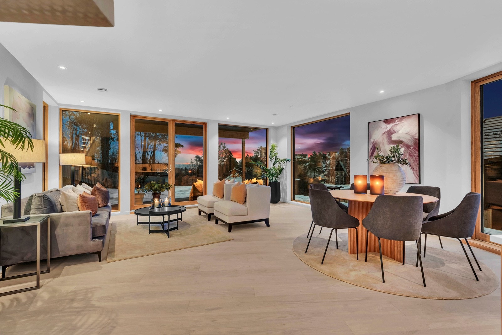 Mellom stuen og kjøkkenet er det god plass til en koselig spisesone. Galleribilde