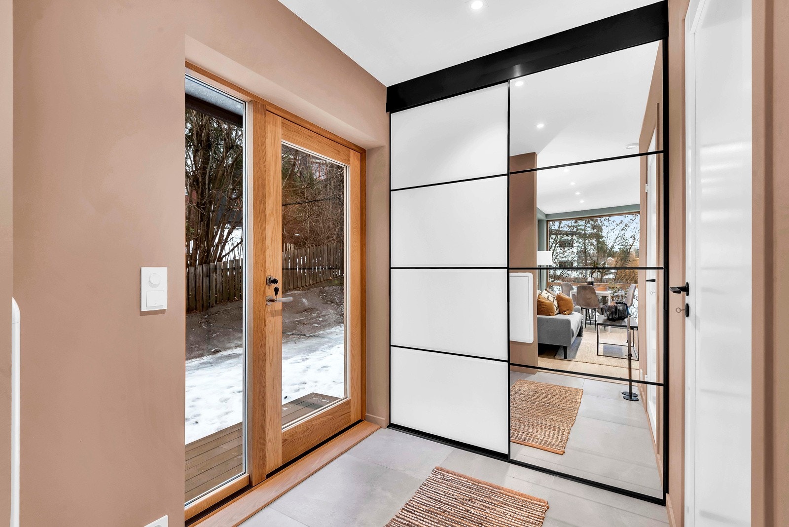 Hybel: Velkommen inn i skundærleiligheten/hybelen! Hybelen har egen inngang og innbydende entré med skyvedørsgarderobe. Galleribilde