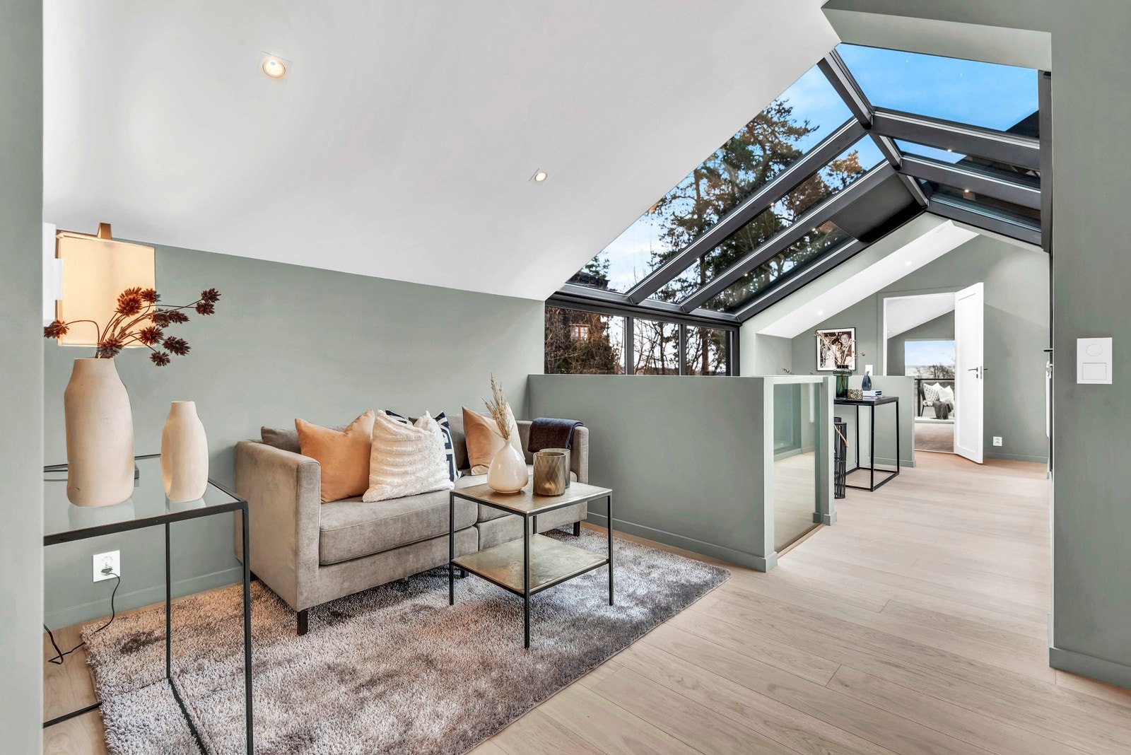 I 2.etasje er det også en mellomstue med plass til sofamøblering. Galleribilde