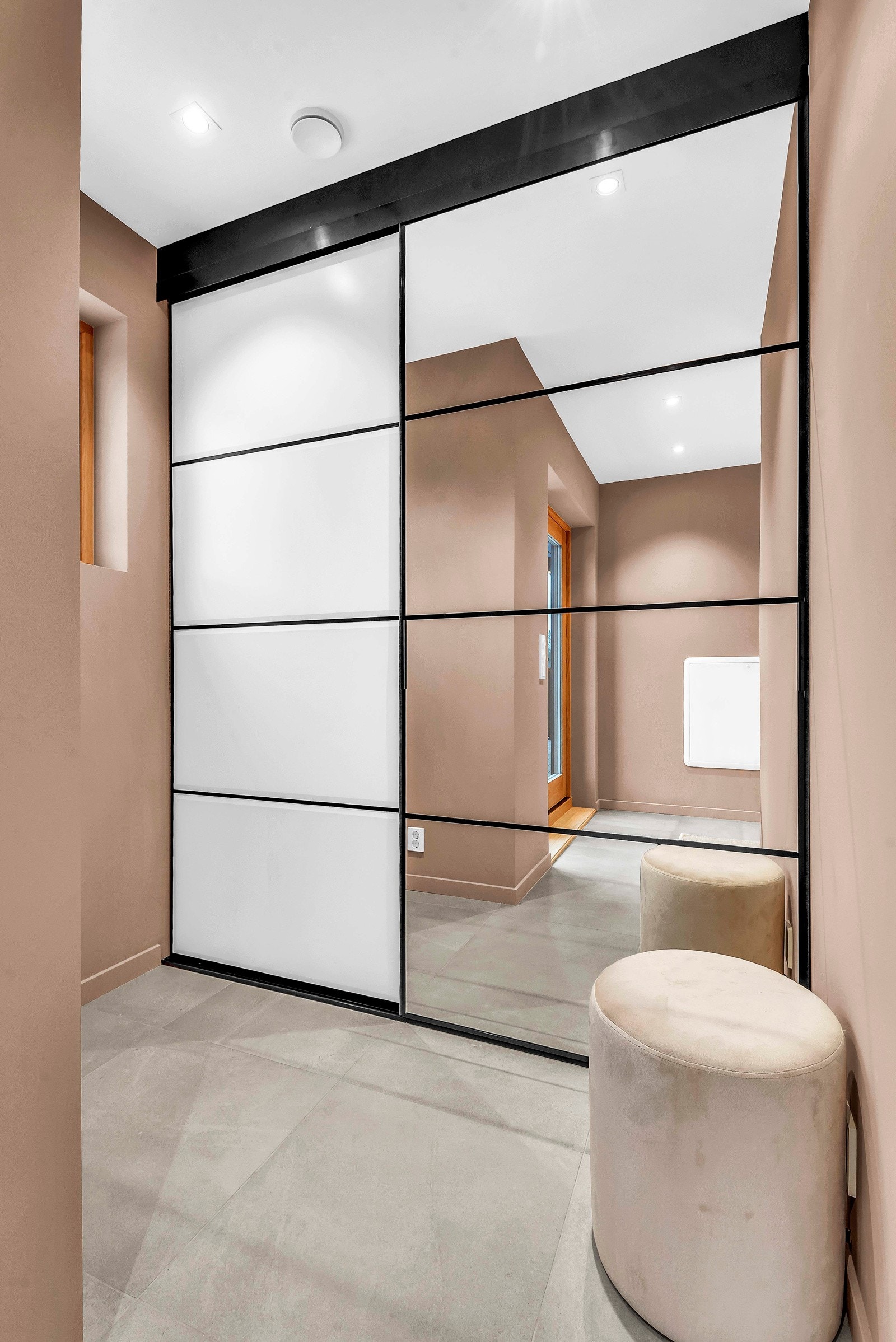 Her er det en stor skyvedørsgarderobe for oppbevaring av yttertøy, sko, etc. Galleribilde