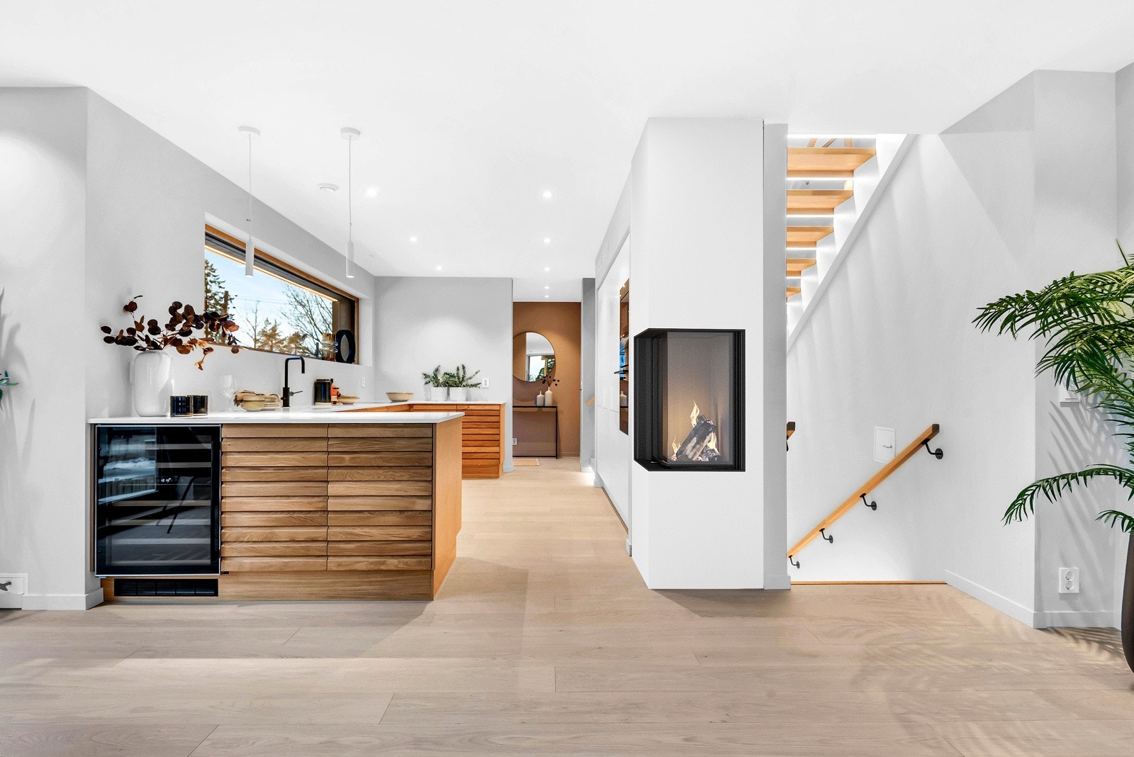 Det er peis i 1.etasje som er optimalt plassert i rommet for best utnyttelse. Peisen gir varme og hygge på kalde høst- og vinterdager. Galleribilde