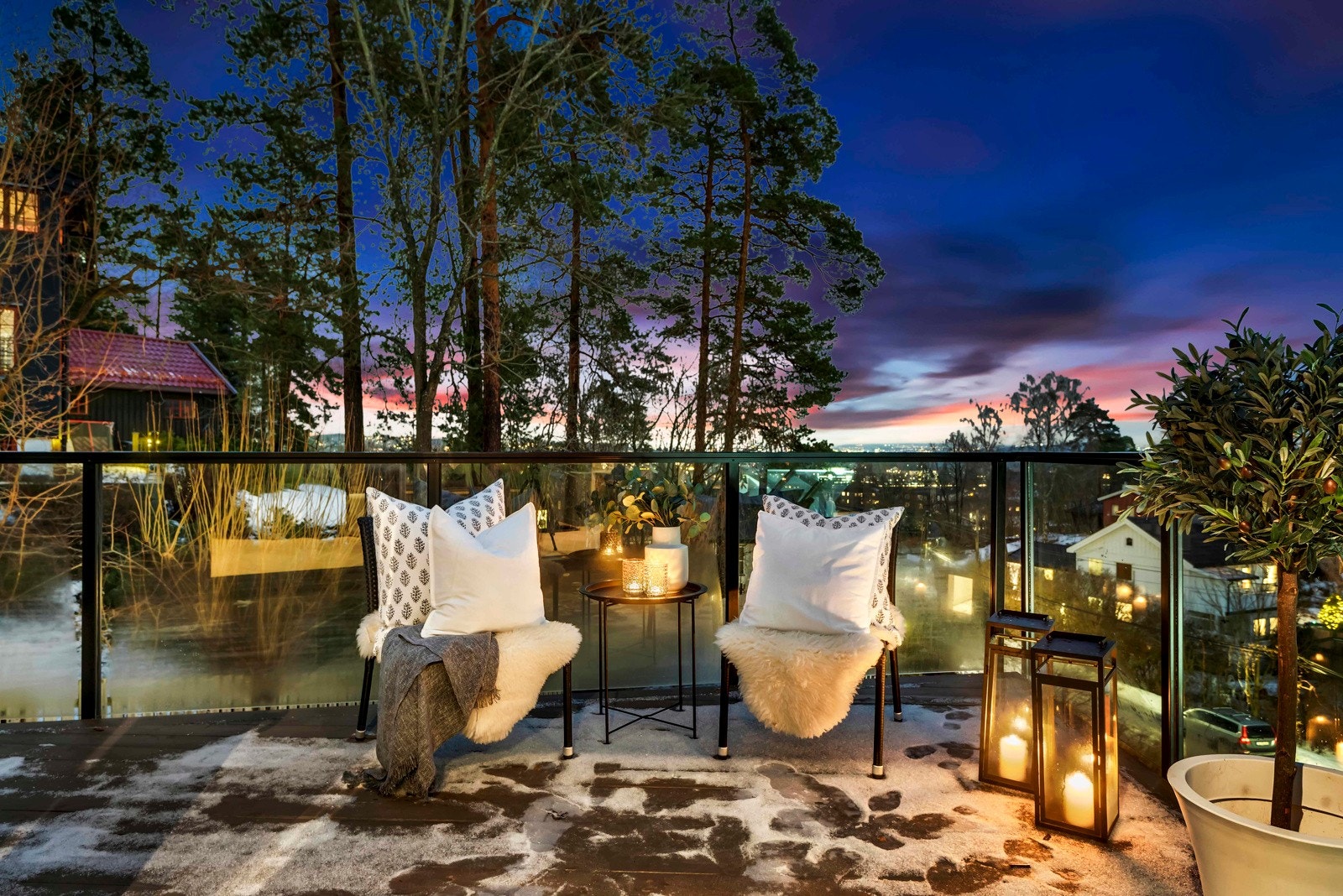 Verandaen er lun og koselig med god plass til en lounge. Galleribilde