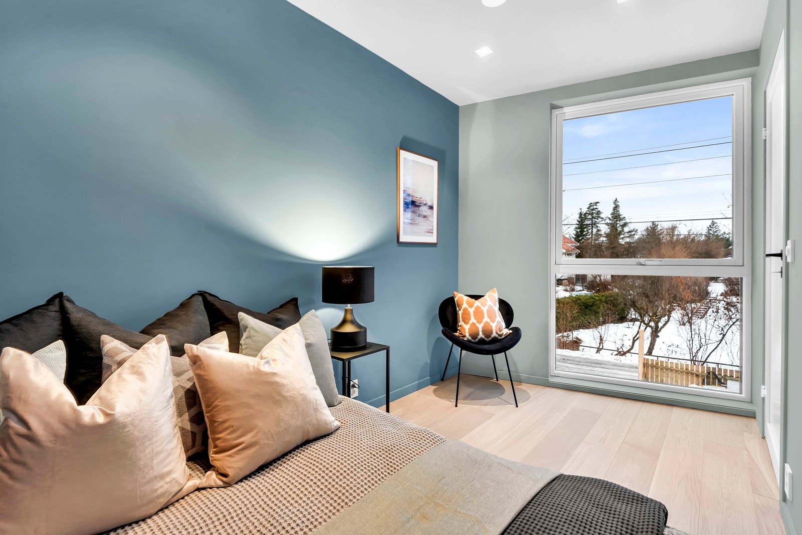 Det er store vindusflater også i hybelen. Galleribilde