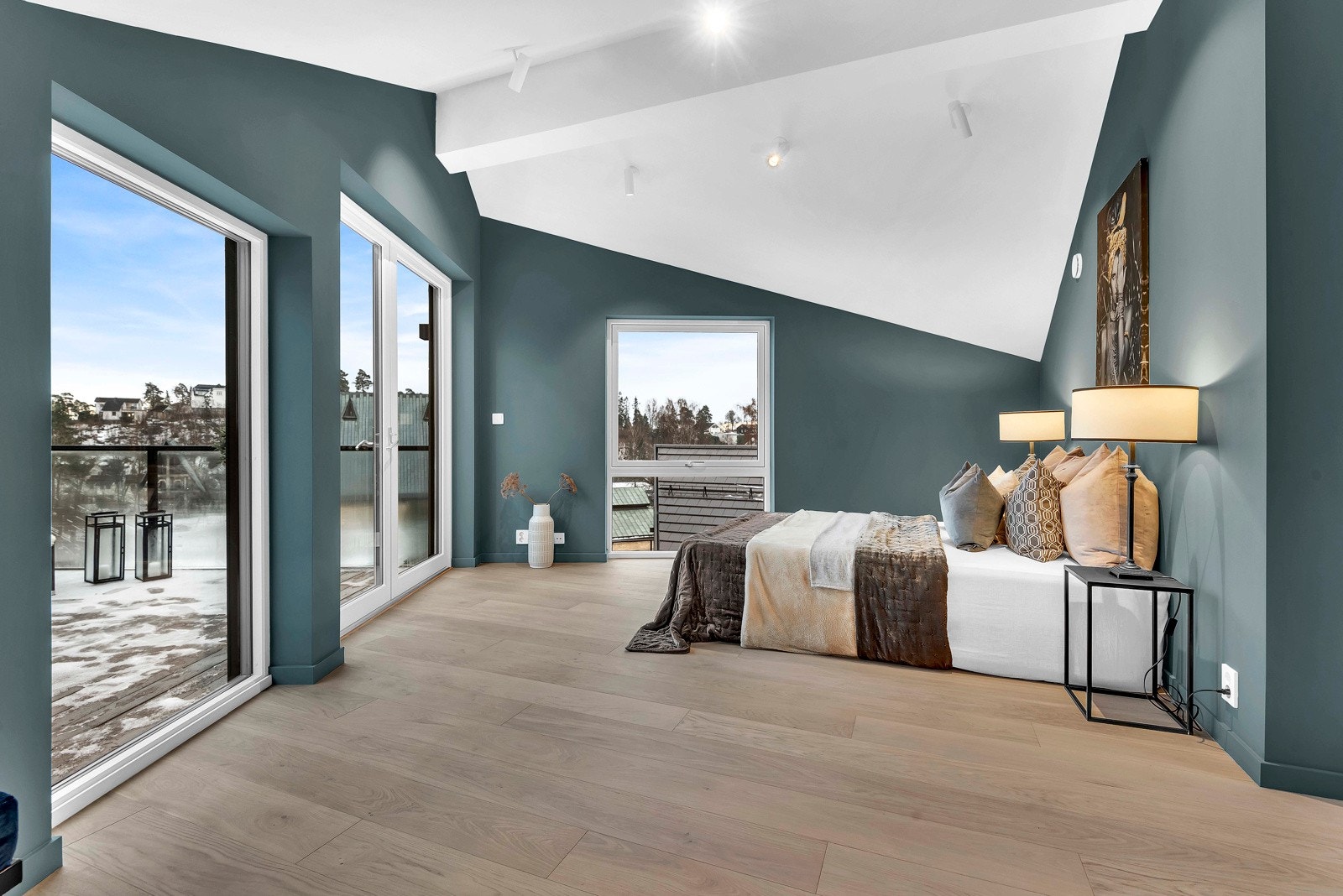 Master bedroom/soverom 1: Soverommet har store vindusflater som gir rikelig med naturlig lysinnslipp. Galleribilde