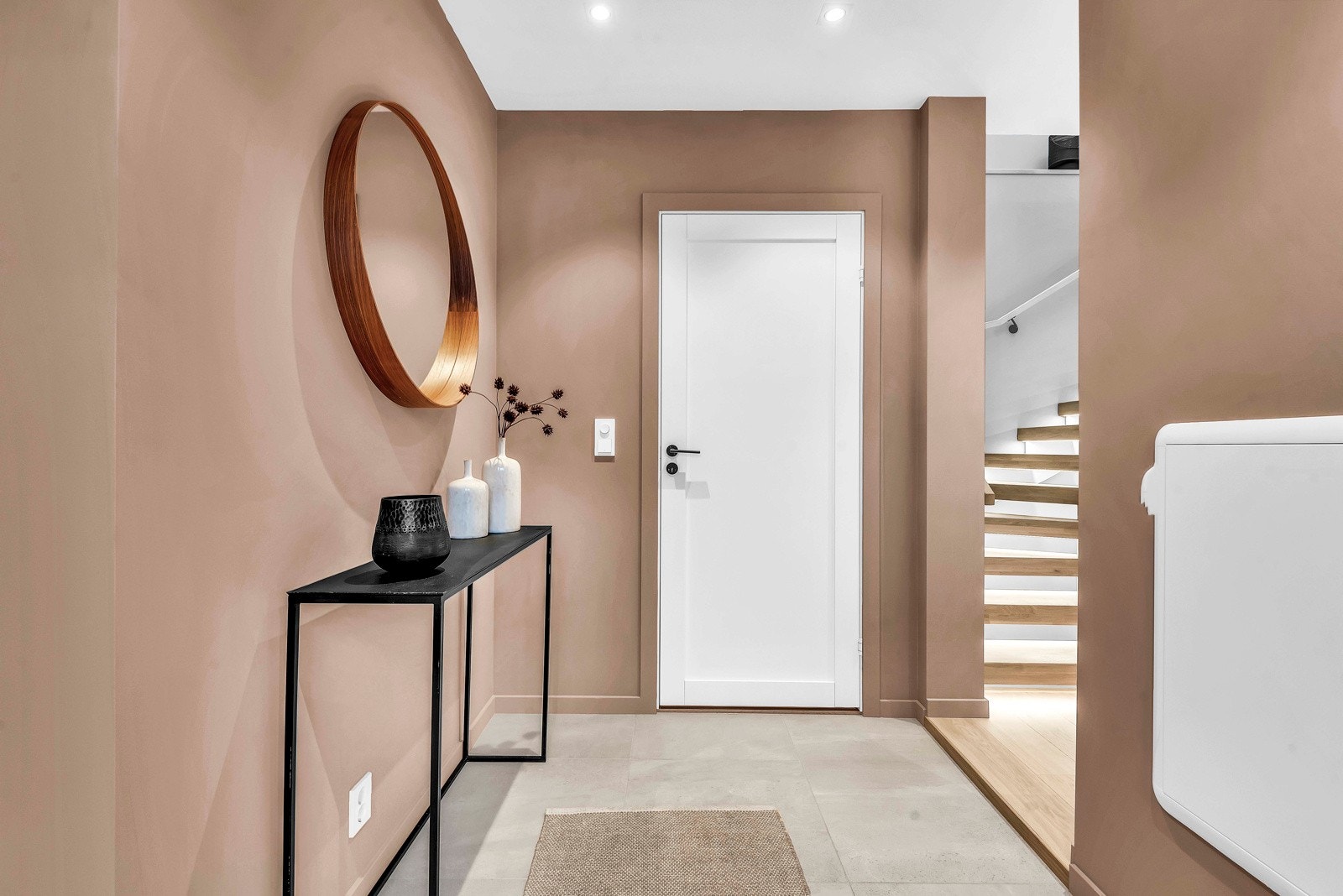 Fra entréen er det videre adkomst til et praktisk og gjennomført separat toalett. Galleribilde