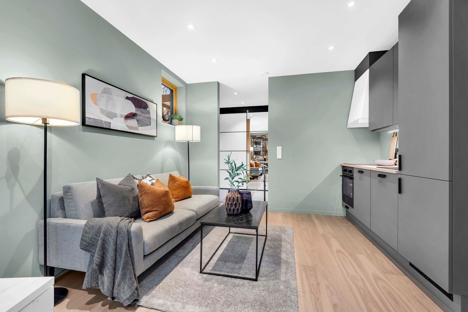 Det er god plass til stuemøblement ved kjøkkenet. Kjøkkenet i hybelen er også levert av kvalitetsleverandøren JKE Nordic kitchen design har integrerte hvitevarer som stekeovn, induksjonstopp, kombi kjøl- og frys og oppvaskmaskin. Galleribilde