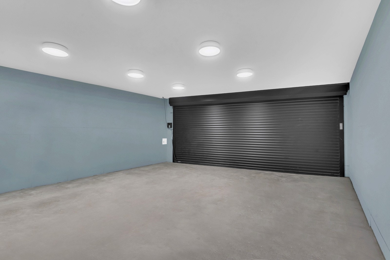 Stor dobbelgarasje med elbil-lader integrert i boligen. Galleribilde