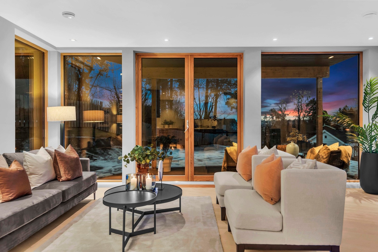 Det er store og særpregede vindusflater som er gjenommgående for boligen. Galleribilde