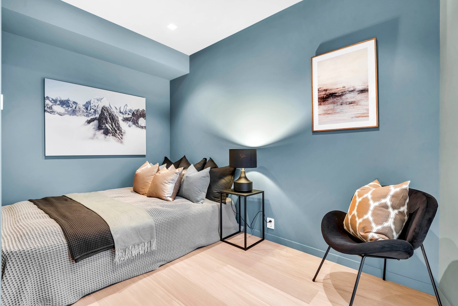 Hybelen har stort soverom med god plass til dobbeltseng, nattbord, kommode og annet ønskelig soveromsmøblement. Galleribilde