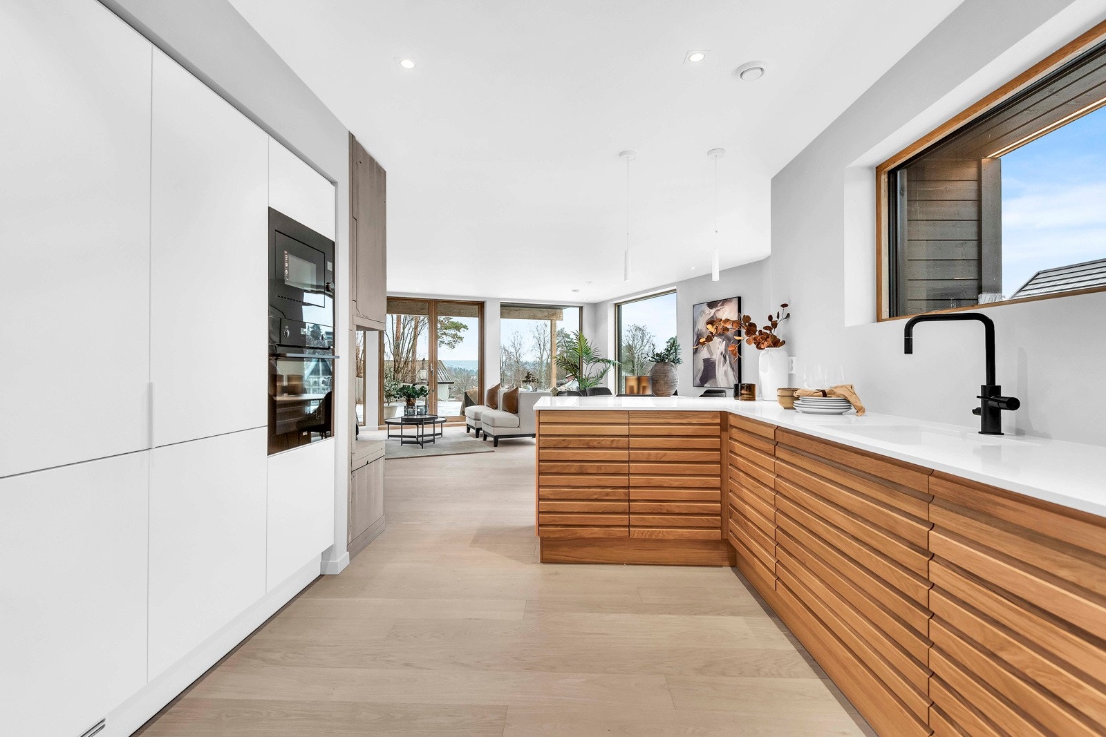 Lekkert, innholdsrikt og smakfullt kjøkken levert av kvalitetsleverandøren JKE Nordic kitchen design Mellom kjøkkenet og spisesonen vil det bli satt inn en flott peis. Galleribilde