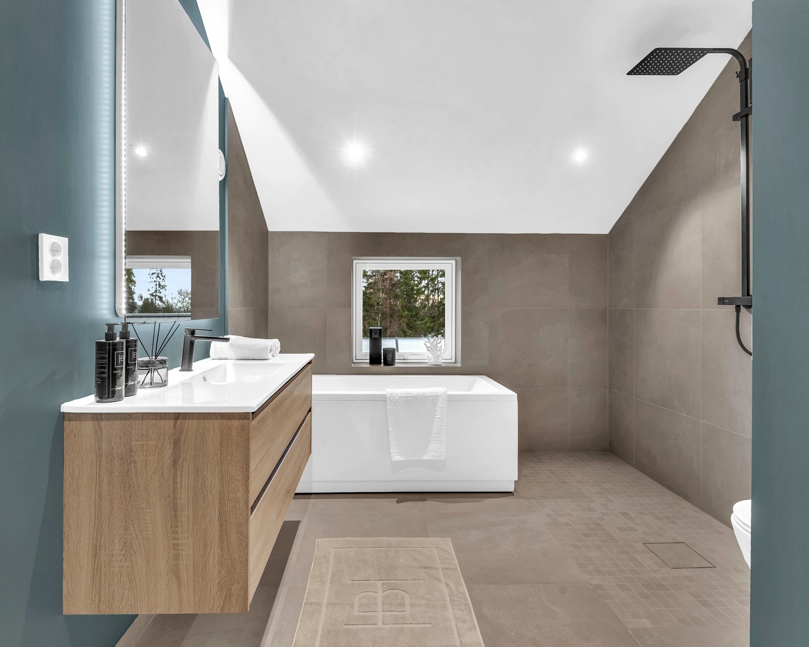 Delikat og innholdsrikt hovedbad. Det vil bli levert dusjdør til overtagelse. Galleribilde