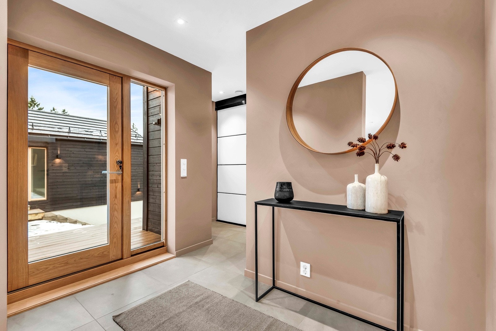 Innbydende entré som gir et godt førsteinntrykk av boligen. Galleribilde