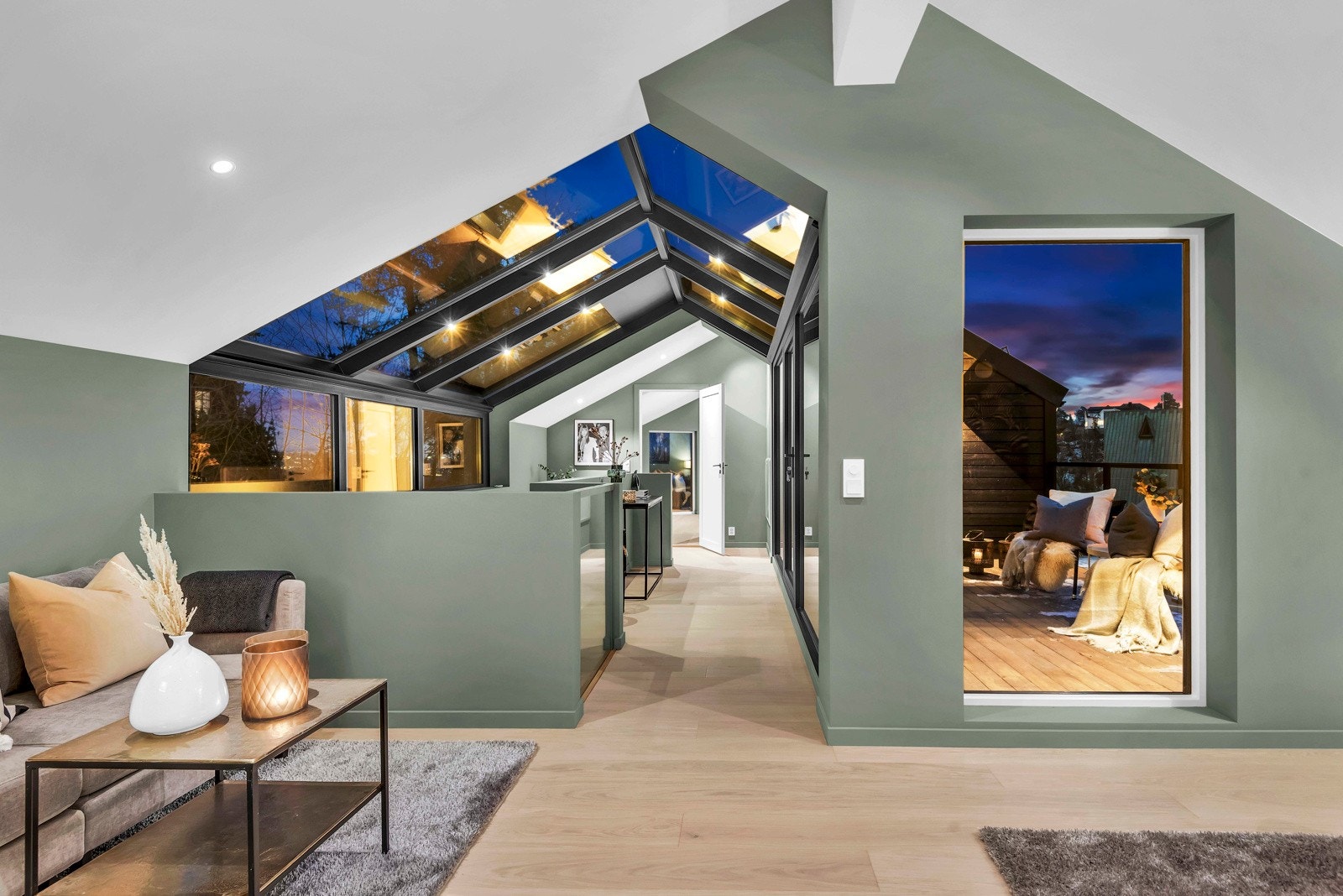 Boligen byr på flere lekre uteplasser, her vist ved verandaen med adkomst fra mellomstuen. Galleribilde