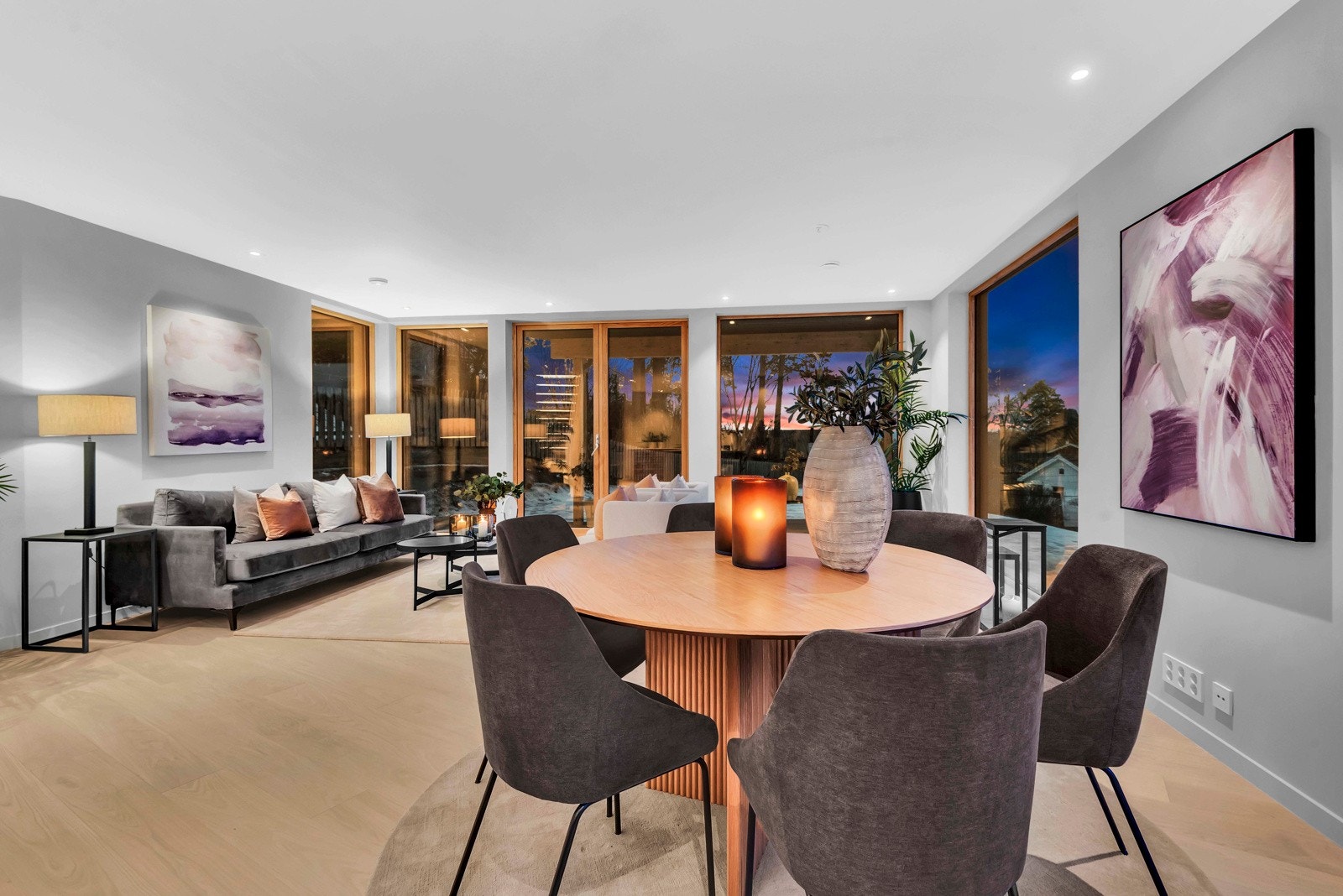 Spisesonen er i nær tilknytning til resten av rommet slik at den sosiale atmosfæren opprettholdes. Galleribilde