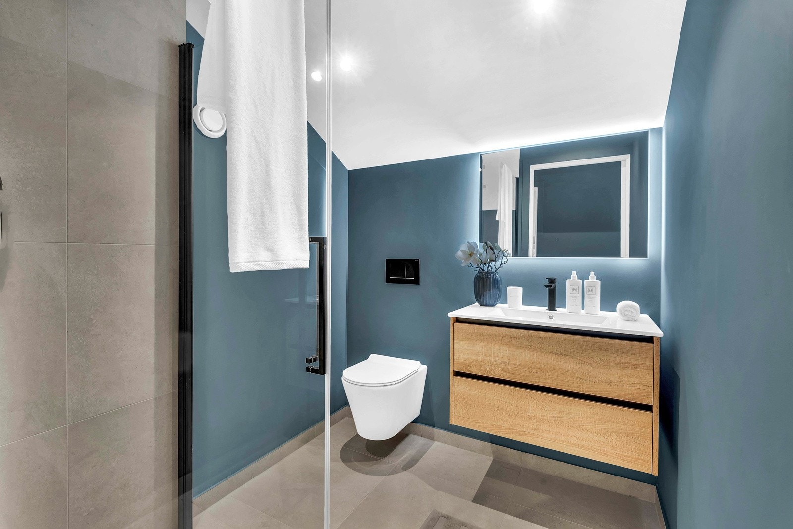 Bad 2 i 2.etasje: Bad nr. 2 i boligens 2. etg. fremstår som meget delikat Galleribilde