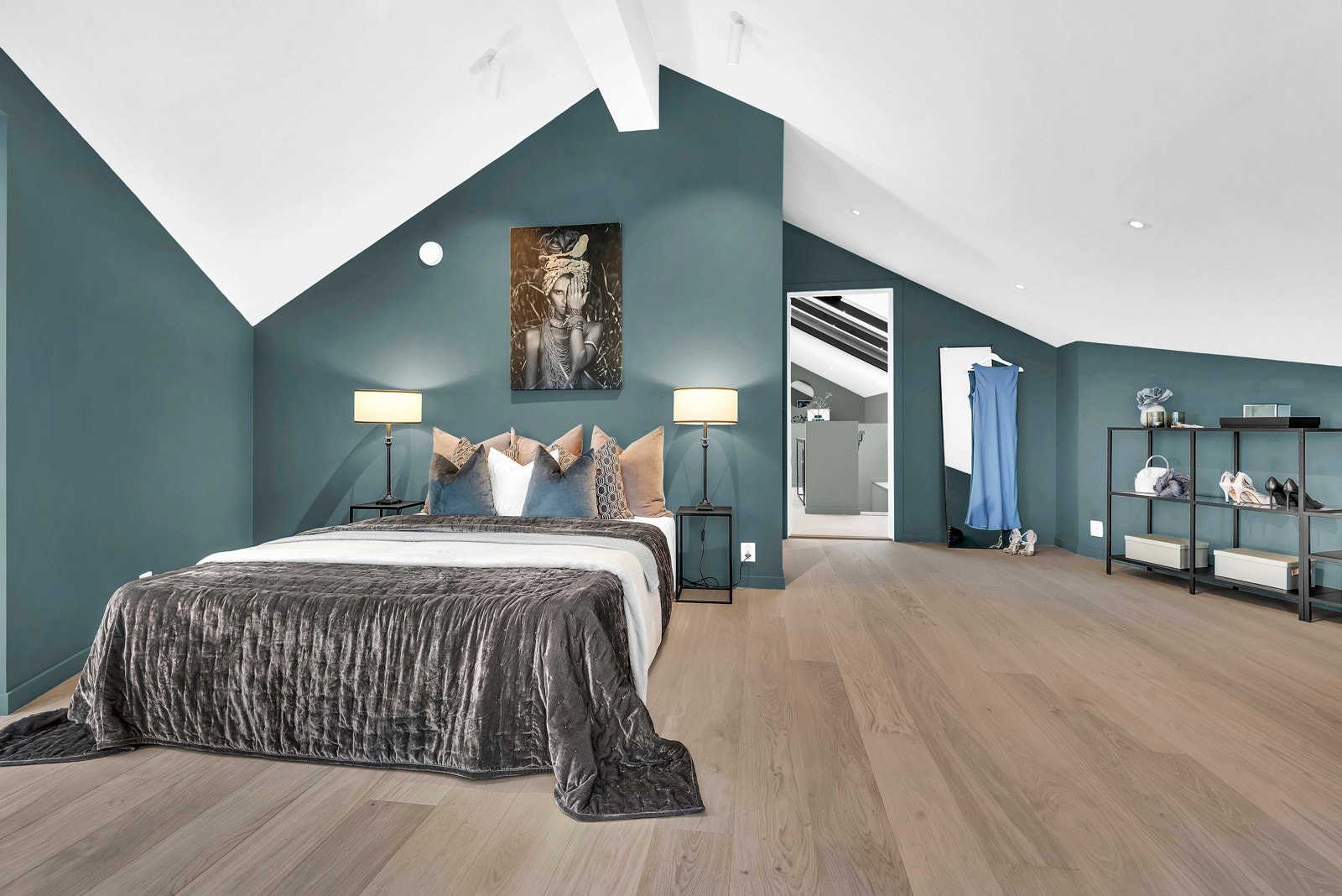 Master bedroom/soverom 1: Stort master bedroom med god plass til dobbeltseng, nattbord, kommode og annet ønskelig soveromsmøblement. Galleribilde