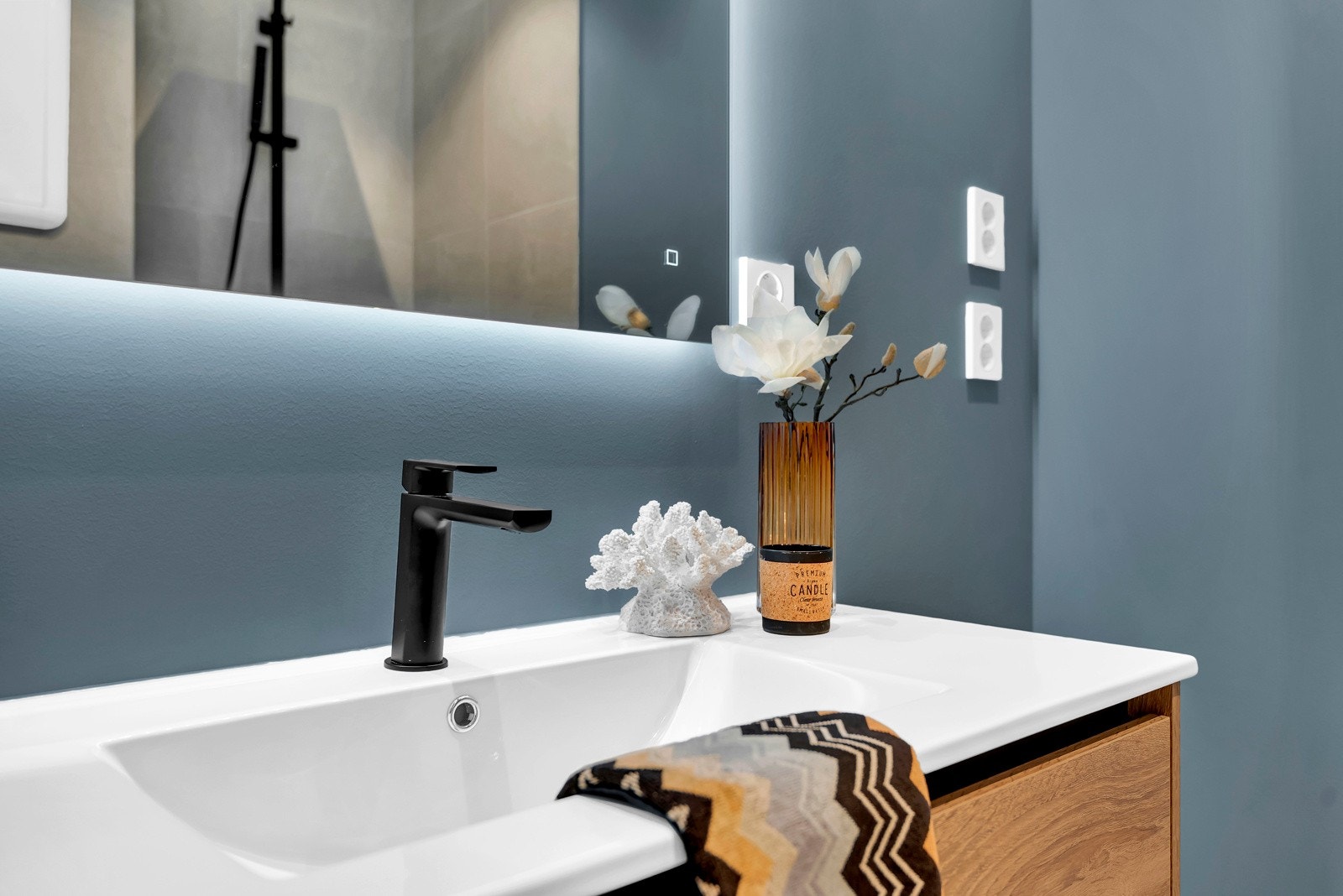 Badet inneholder vegghengt wc, en servant og et dusjhjørne. Galleribilde