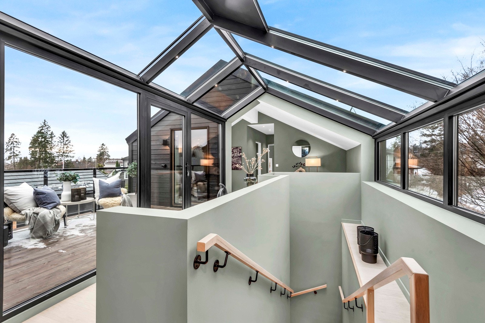 2. etasje består av: Gang/ trapperom med utgang til takterrasse, master bedroom med eget bad og utgang til takterrasse, 3 gode soverom, bad, stue. Galleribilde